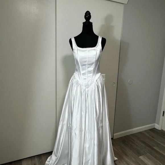 Elegant White Satin Gown - Picture 2 of 6